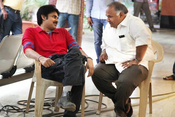 pawan kalyan,case,bvsn prasad,aththarintiki daaredi  భోగవల్లిపై కేసు వేసిన పవన్ కళ్యాణ్!